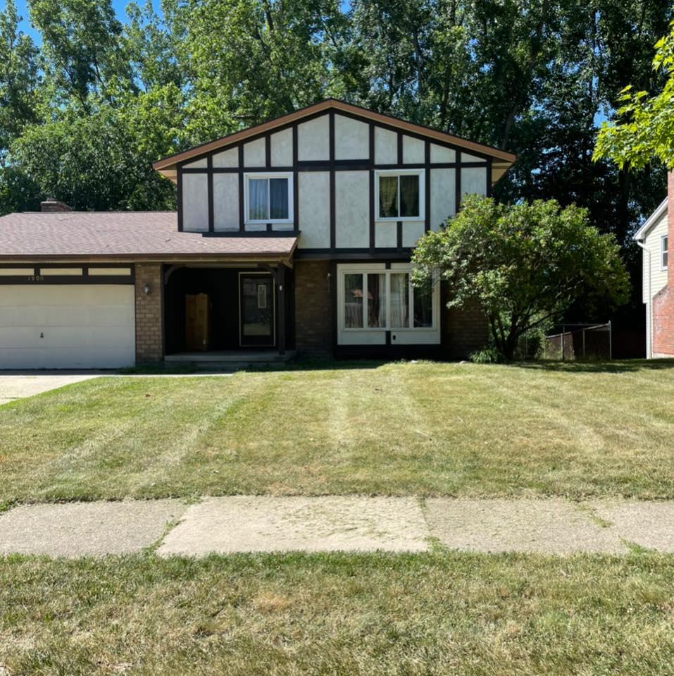 Landscaping & Hardscaping company Solid Oak Lawn Care in East Grand Rapids, MI