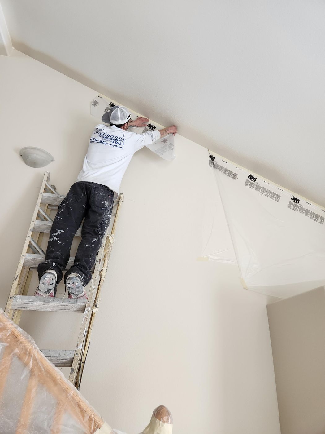 Hoffmann&rsquo;s painter cutting in a vaulted ceiling by hand from a ladder