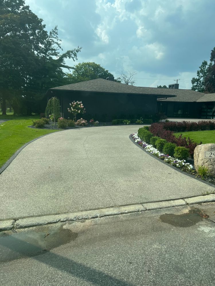 Driveways for Ibarra Concrete Services LLC in Detroit, MI