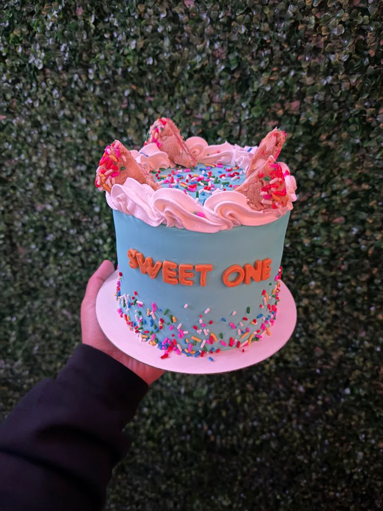 Custom Cakes and Cupcakes for Crumble Creations in Springfield, IL