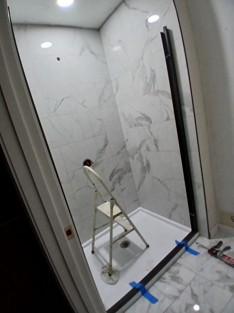 Makanda master and full bath for Dead Tree General Contracting in Carbondale, Illinois