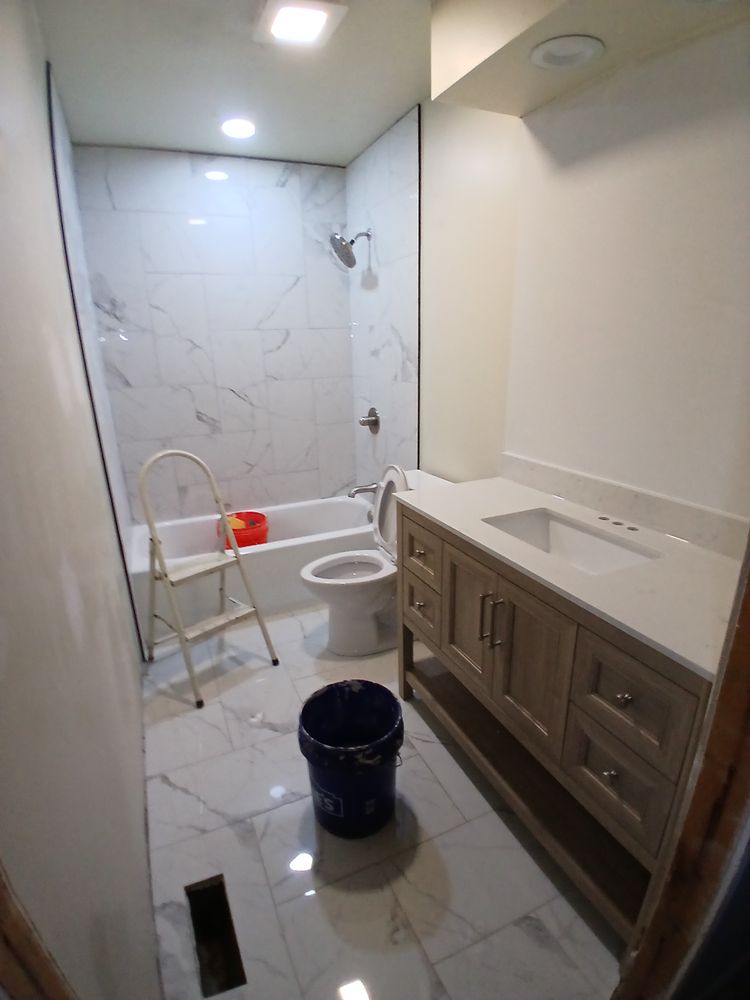 Makanda master and full bath for Dead Tree General Contracting in Carbondale, Illinois