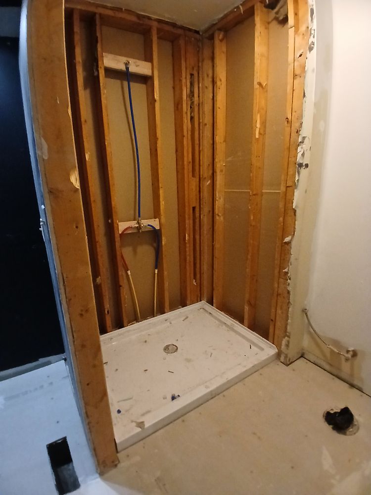 Makanda master and full bath for Dead Tree General Contracting in Carbondale, Illinois