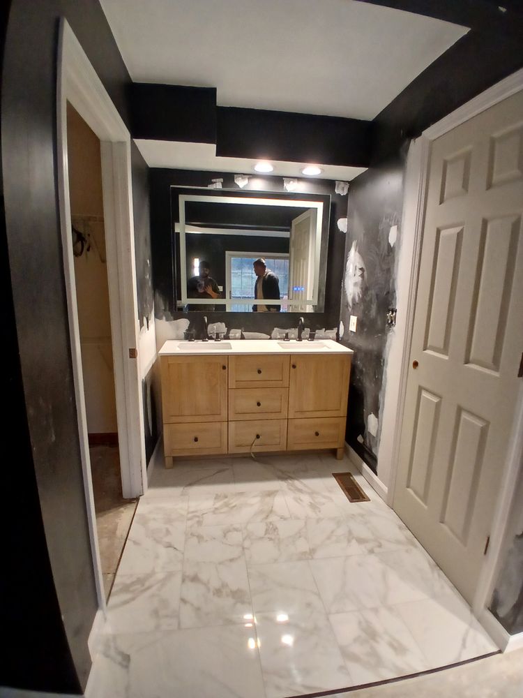 Makanda master and full bath for Dead Tree General Contracting in Carbondale, Illinois