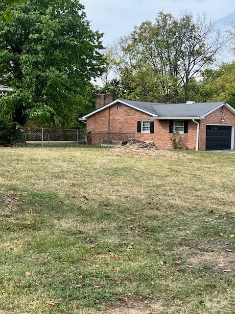 Mowing and Edging for Robbie's Lawn Care, LLC in Middletown, OH