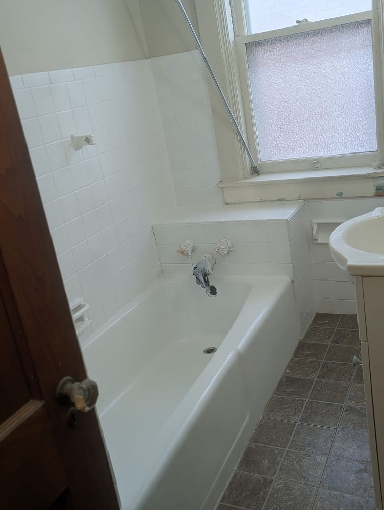 Transform your worn and outdated bathtub into a sleek and modern masterpiece with our Bathtub Reglazing service. Our skilled team will restore the surface to like-new condition quickly and affordably. for 462 Painting CO LLC  in York, PA