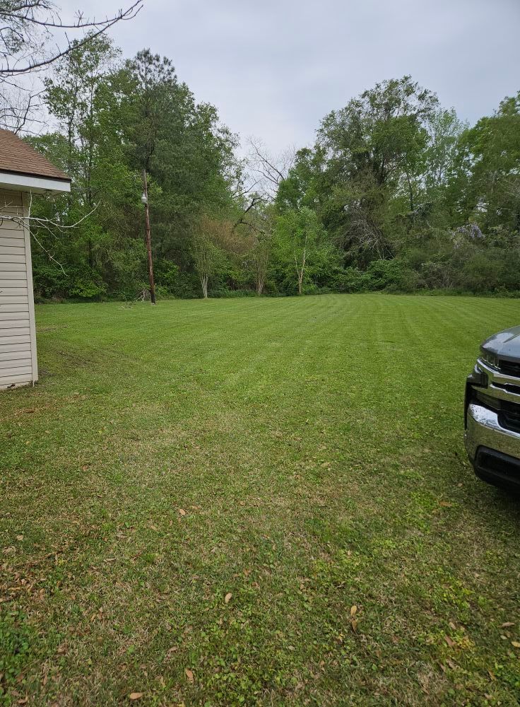Our Weekly Lawn Care service ensures your lawn stays lush and healthy with regular mowing, edging, and trimming. Let our experts maintain your outdoor space for a consistently beautiful yard every week. for Lawn Ranger Lawn Care & Maintenance in Hammond, LA