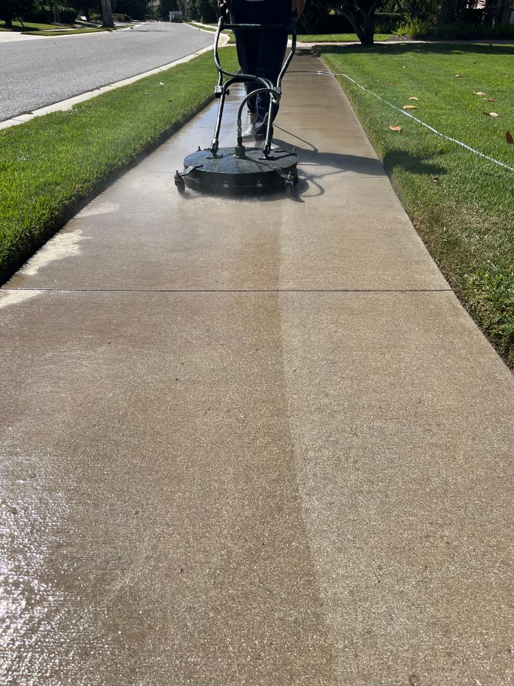 Driveway & Sidewalk Cleaning for Foreshore Pressure Cleaning Services Inc in Holiday, FL