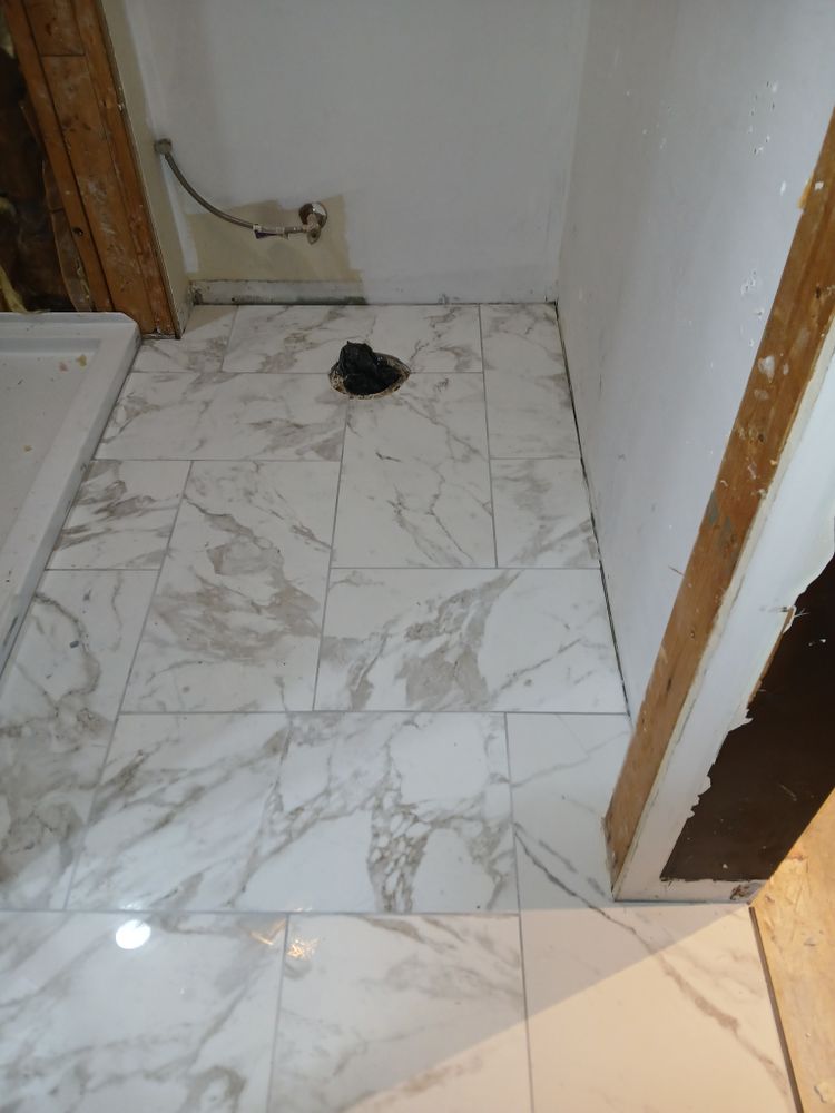 Makanda master and full bath for Dead Tree General Contracting in Carbondale, Illinois