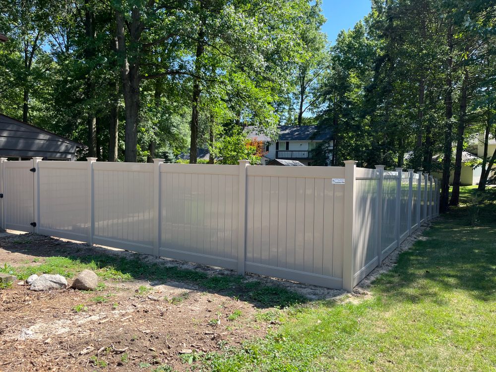 Vinyl fence for Castle Fence and Deck LLC in Medina, OH