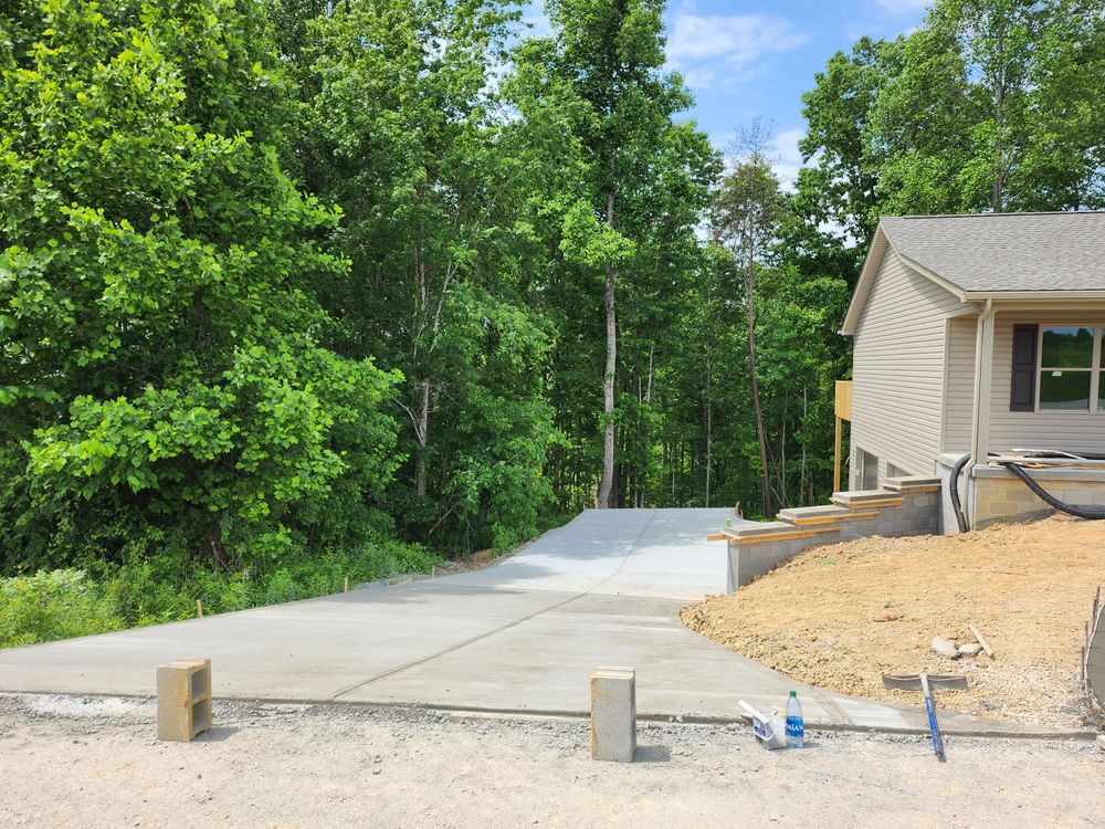 Concrete Driveways for Hellards Excavation and Concrete Services LLC in Mount Vernon, KY