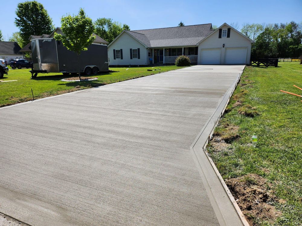 Concrete Driveways for Hellards Excavation and Concrete Services LLC in Mount Vernon, KY