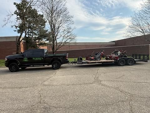 MOWING AND EDGING for Robbie's Lawn Care, LLC in Middletown, OH