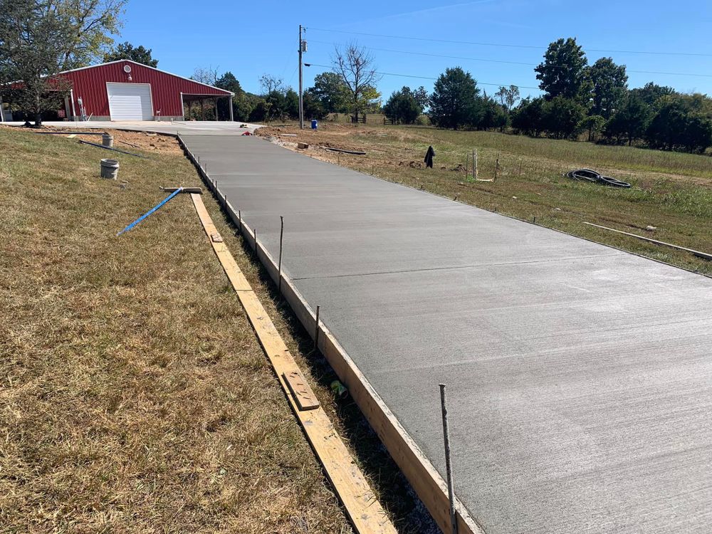 Concrete Driveways for Hellards Excavation and Concrete Services LLC in Mount Vernon, KY