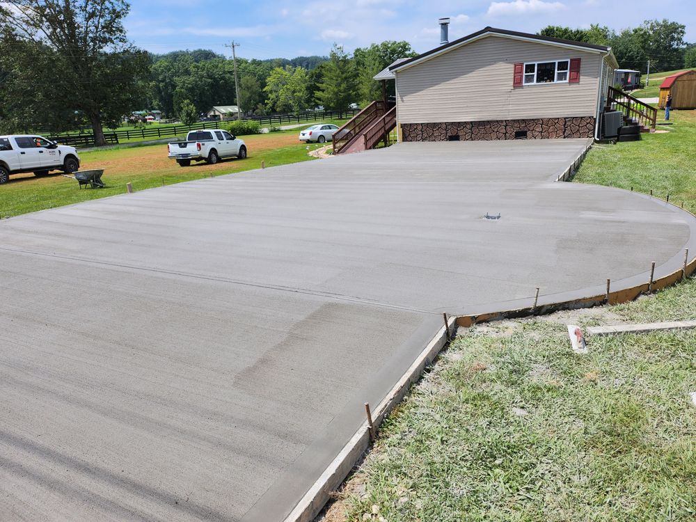 Concrete Driveways for Hellards Excavation and Concrete Services LLC in Mount Vernon, KY