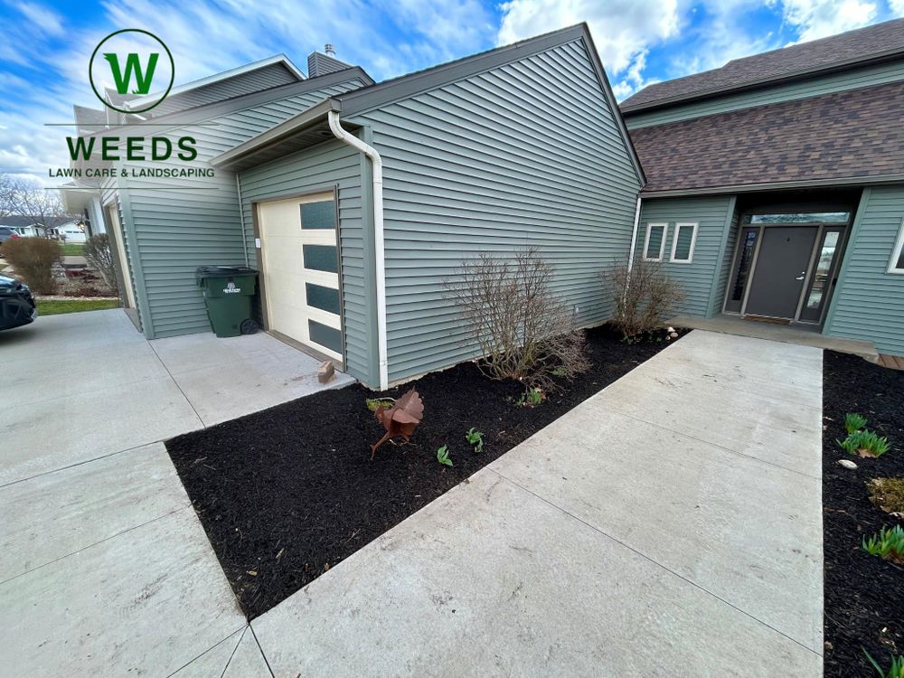 All Photos for Weeds Lawn Care & Landscaping LLC  in Hiawatha, IA