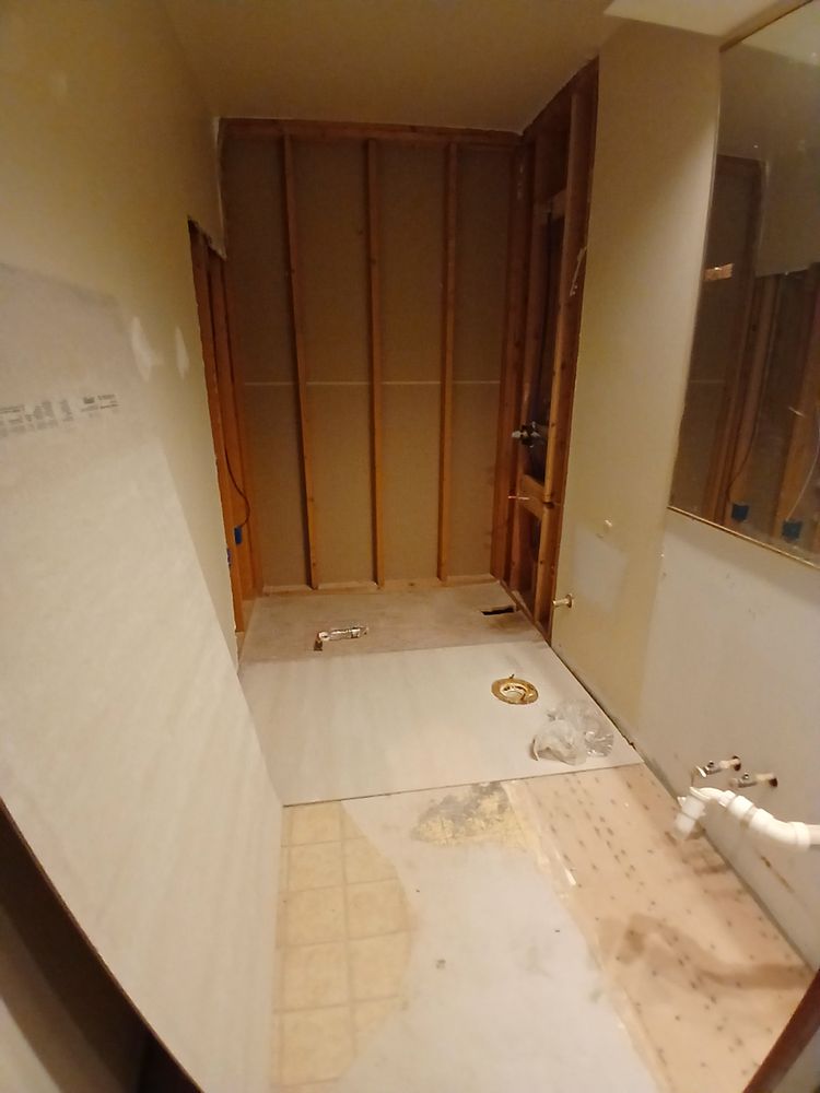 Makanda master and full bath for Dead Tree General Contracting in Carbondale, Illinois