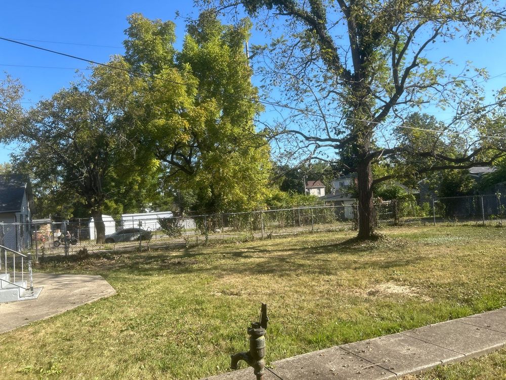Fall Clean Up/ Leaf Removal for High Garden Landscapes in Dayton, OH