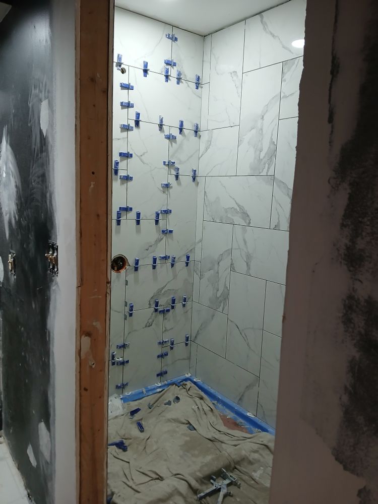 Makanda master and full bath for Dead Tree General Contracting in Carbondale, Illinois