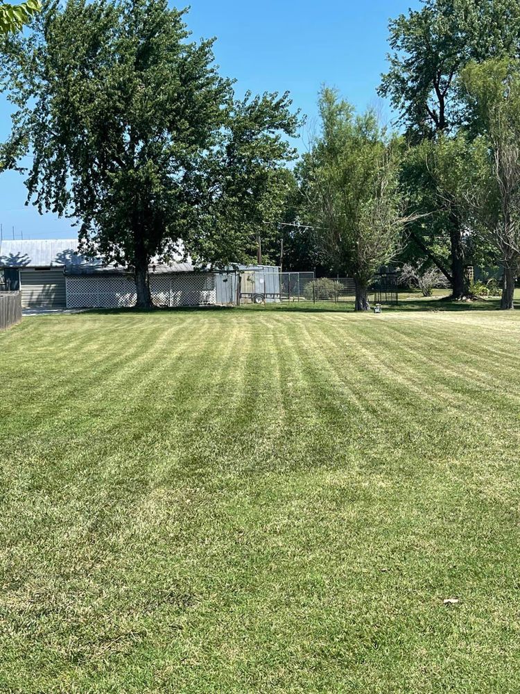Lawn Care for Maloney's Mowing LLC in Iola, KS