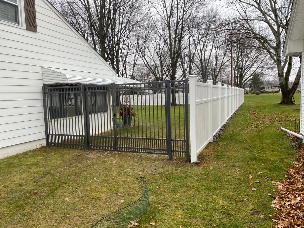 Vinyl fence for Castle Fence and Deck LLC in Medina, OH