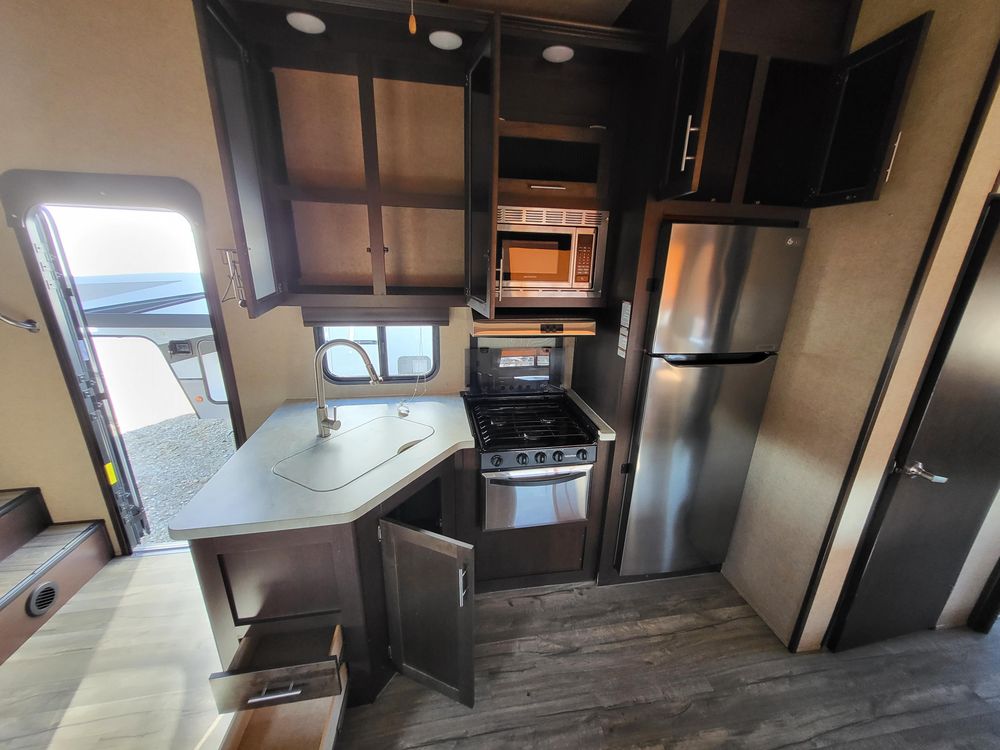 38ft 2018 Arctic Wolf  for Paradise RV Rentals in Perry, GA