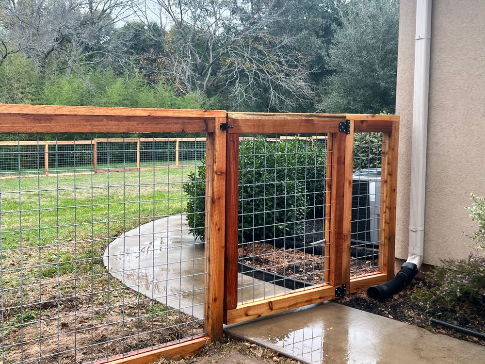 Decorative Wood Fencing  for Pride Of Texas Fence Company in Brookshire, TX