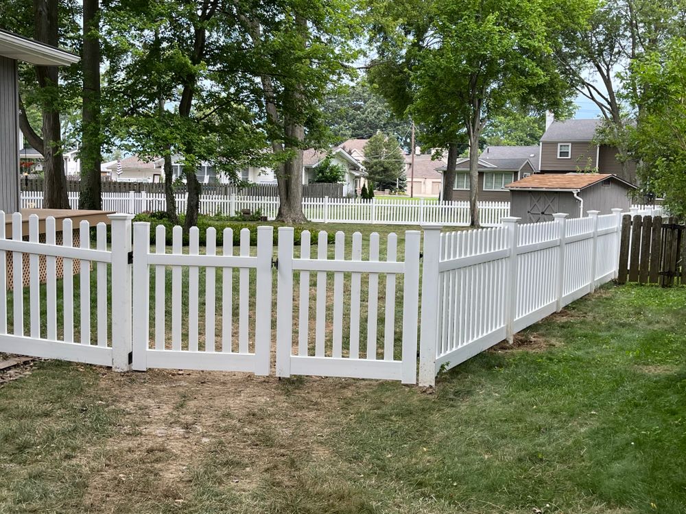 Vinyl fence for Castle Fence and Deck LLC in Medina, OH