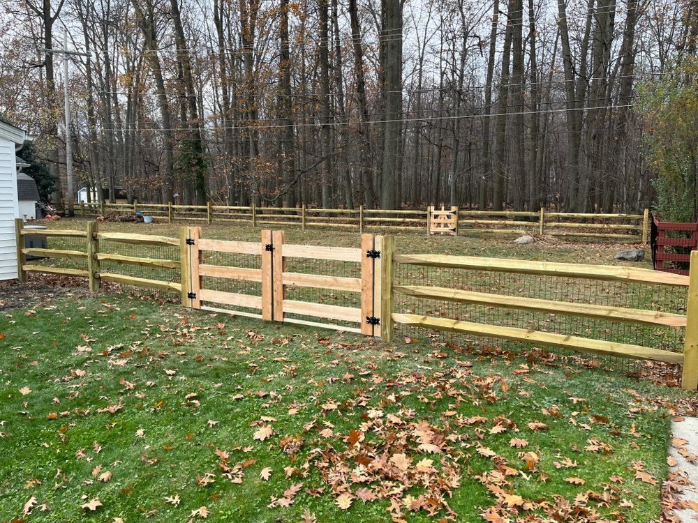 Wood fence for Castle Fence and Deck LLC in Medina, OH
