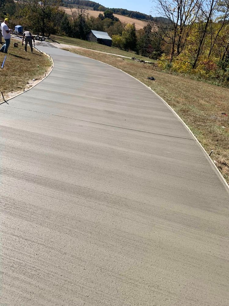 Concrete Driveways for Hellards Excavation and Concrete Services LLC in Mount Vernon, KY