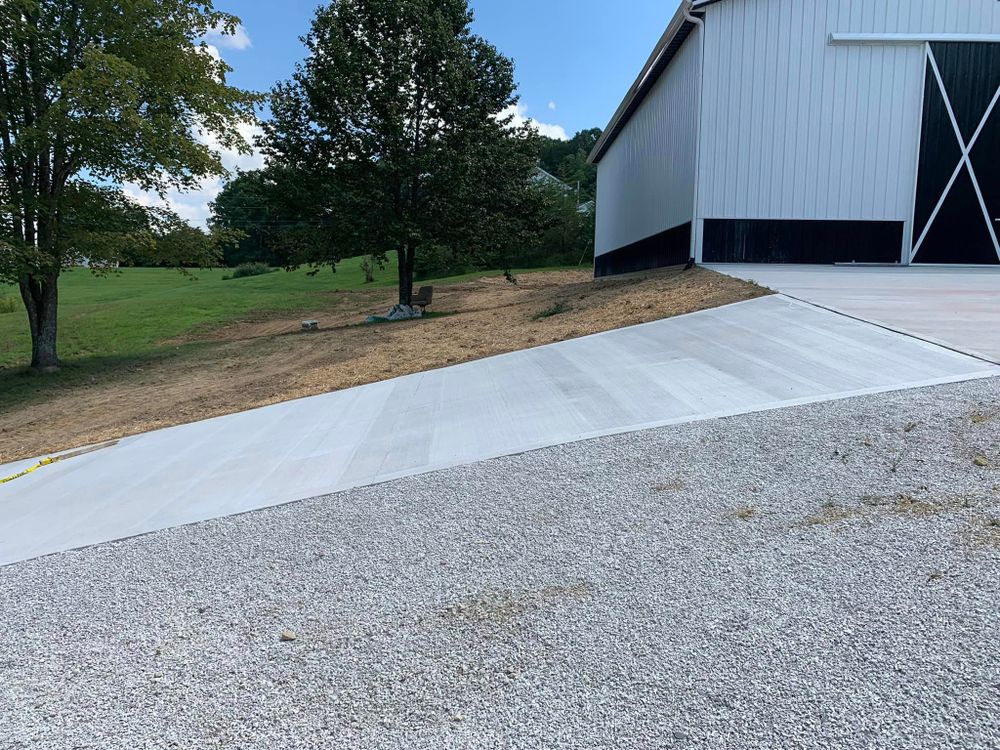 Concrete Driveways for Hellards Excavation and Concrete Services LLC in Mount Vernon, KY