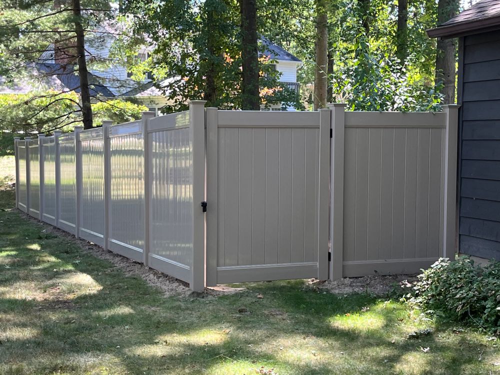 Vinyl fence for Castle Fence and Deck LLC in Medina, OH