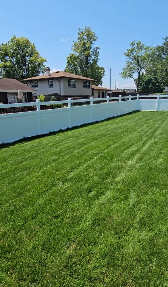 VINYL FENCES for Fence Value Corp in Chicago, IL