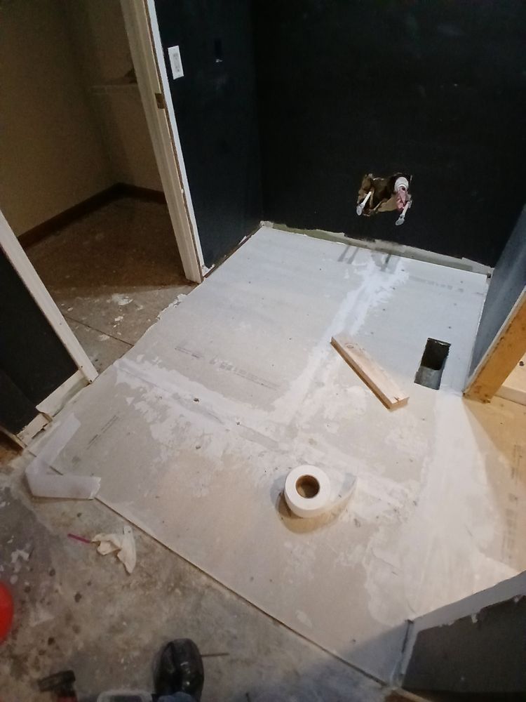 Makanda master and full bath for Dead Tree General Contracting in Carbondale, Illinois