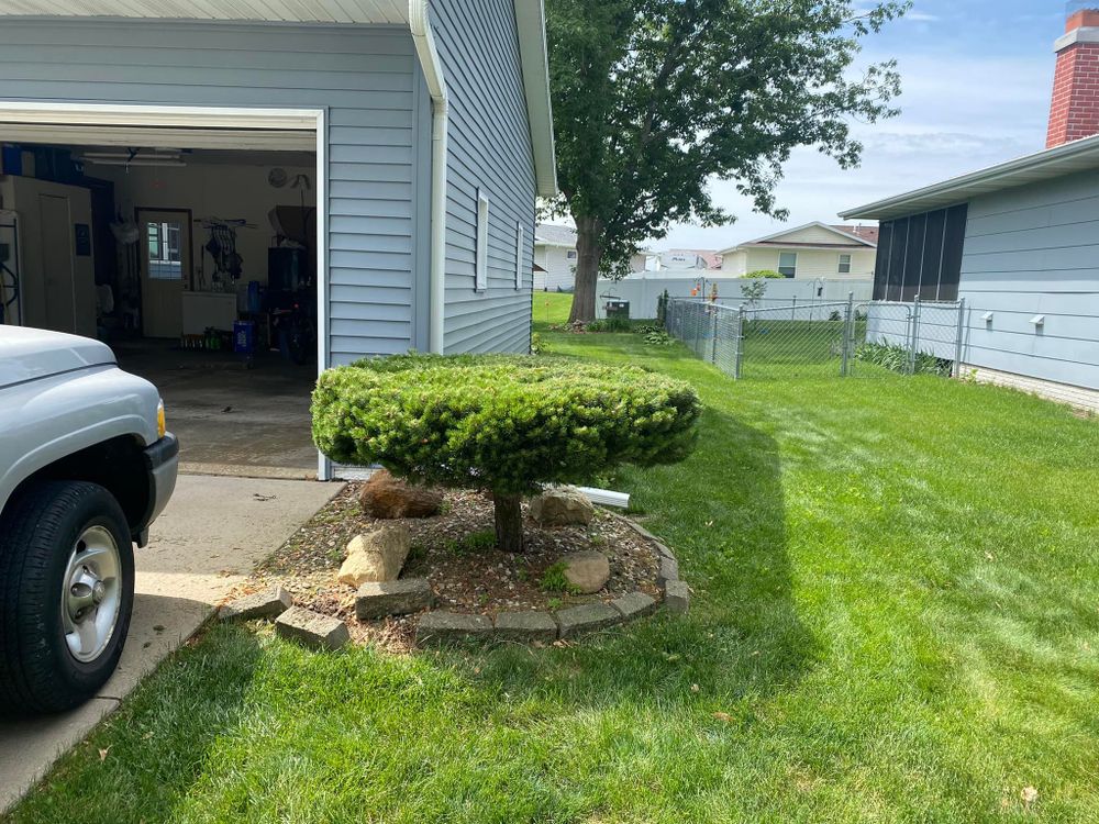 All Photos for Weeds Lawn Care & Landscaping LLC  in Hiawatha, IA