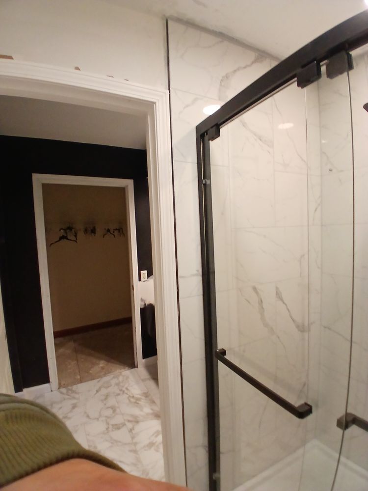 Makanda master and full bath for Dead Tree General Contracting in Carbondale, Illinois