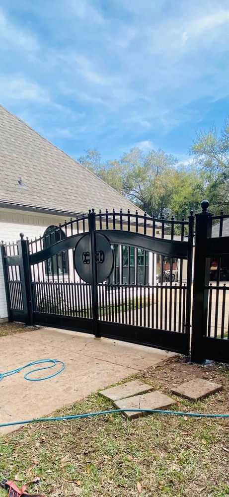 Gate Installation and Repair for Fenceline Systems in Channelview, TX