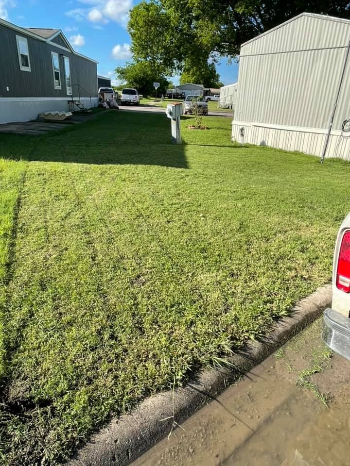 Landscaping for Juniors Lawn Service in Waxahachie, TX