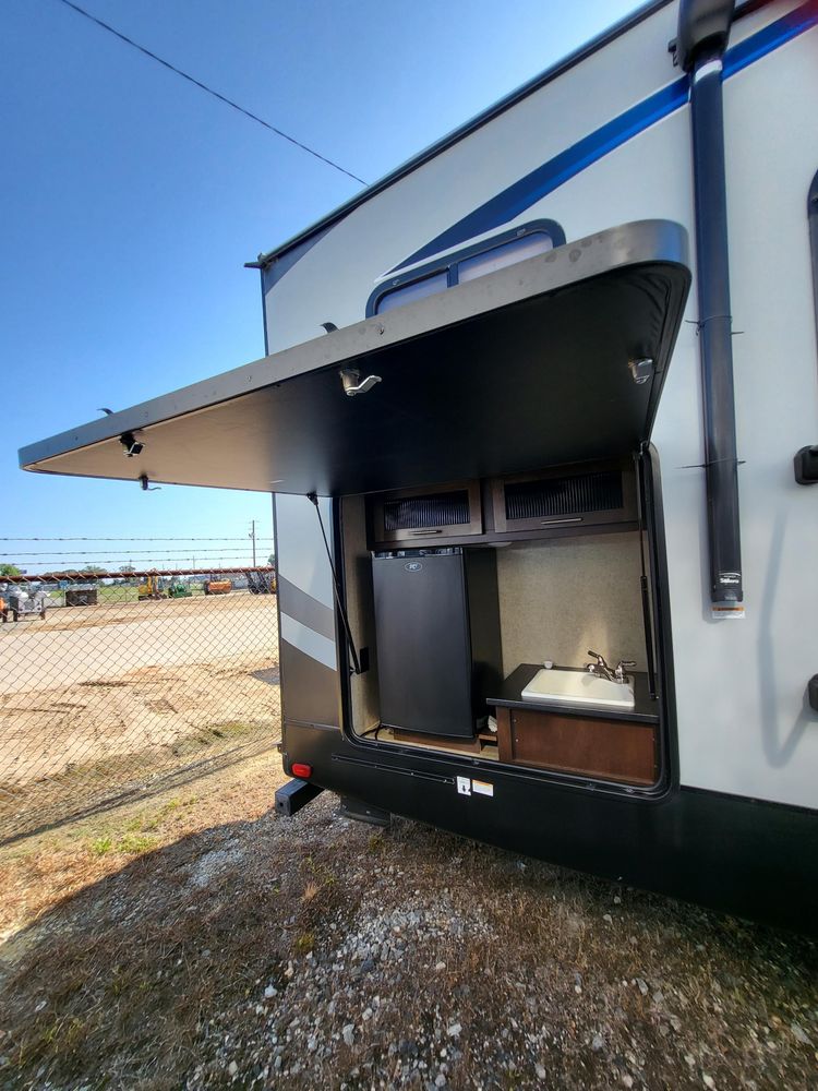 38ft 2018 Arctic Wolf  for Paradise RV Rentals in Perry, GA