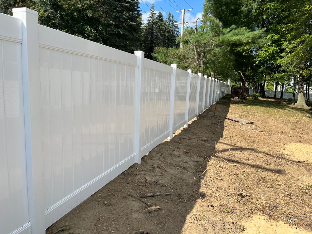 Vinyl fence for Castle Fence and Deck LLC in Medina, OH