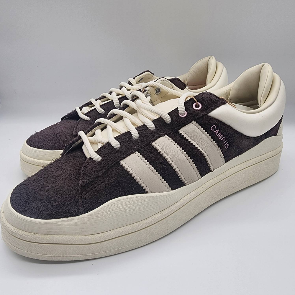 Revitalize your sneakers with our professional cleaning service, ensuring we look as fresh as new and enhance their resale value. Trust us to meticulously clean and restore your favorite footwear. for Strange Soles in Somerville, MA