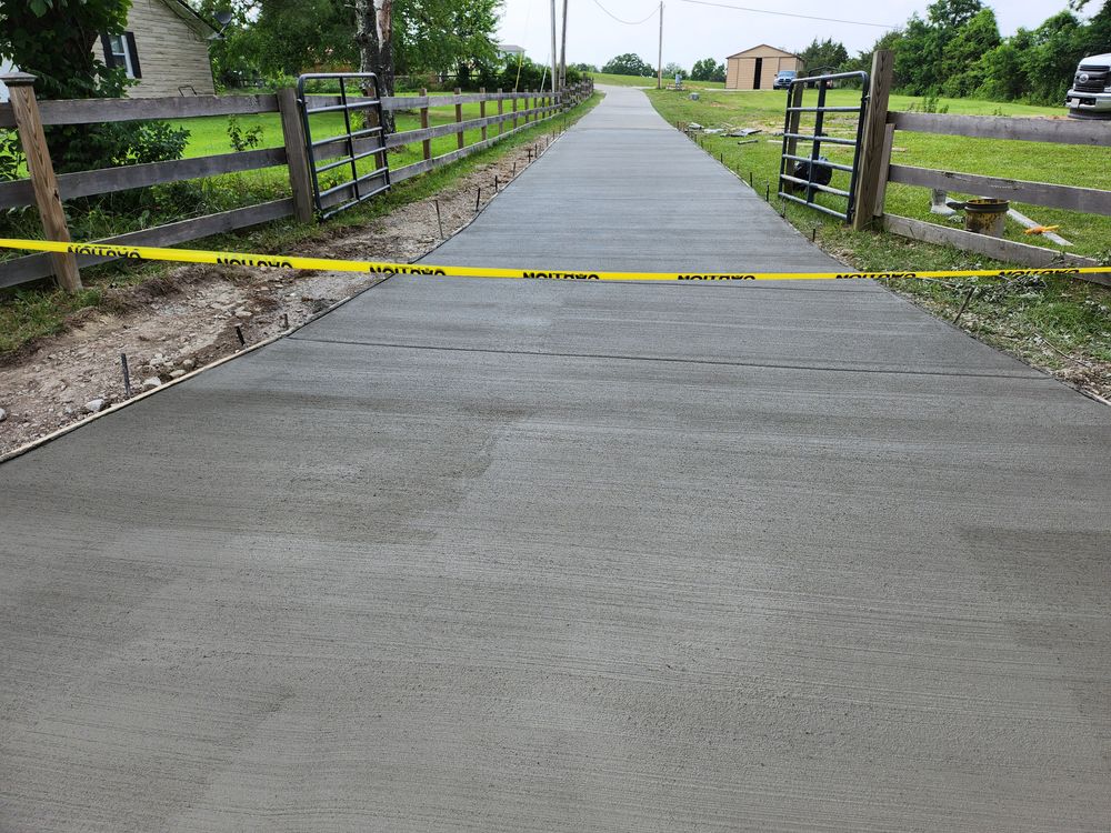 Concrete Driveways for Hellards Excavation and Concrete Services LLC in Mount Vernon, KY