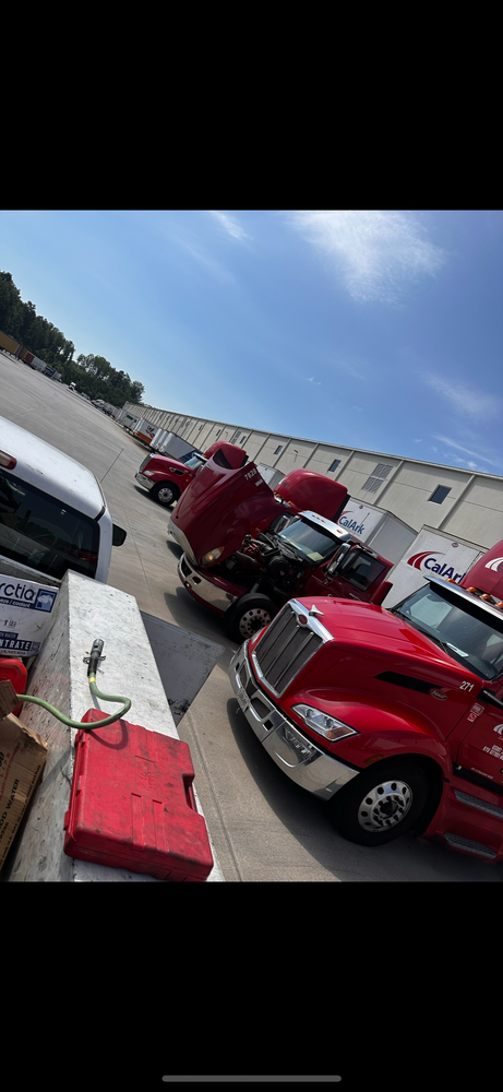 Our Fleetside repair and maintenance solutions service includes comprehensive servicing to keep your heavy duty trucks in top condition for daily use, guaranteeing safe and reliable transportation. for 24/7 Emergency Breakdown Assistance and Repair in Kennesaw, GA