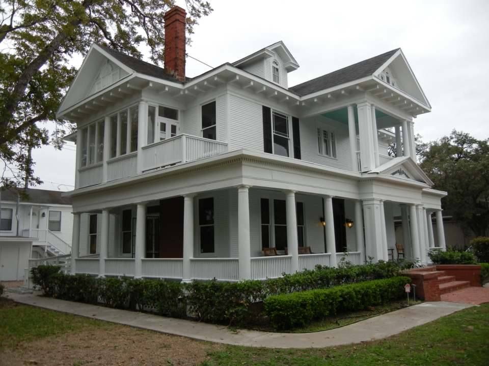 Transform your outdoor space with our expert deck and patio installation services. We offer customized design, quality materials, and professional craftsmanship to enhance your home's aesthetics and functionality. for Daystar Construction Houston in Bellaire, TX