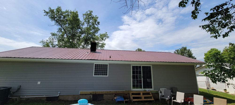 Transform your home's exterior with our expert vinyl siding house services, providing durability, energy efficiency, and a stunning new look that increases value and enhances curb appeal. for Middle Man Construction in Fall Branch, TN