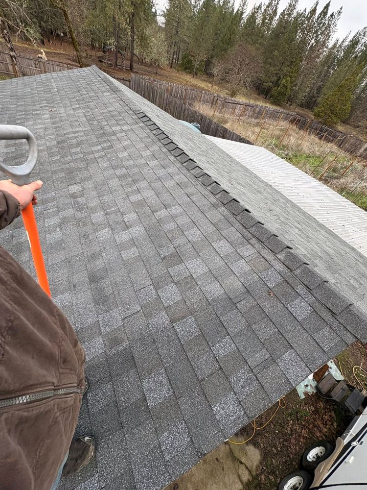 Roofing for Crestwell Roofing Plus LLC in Grants Pass, OR