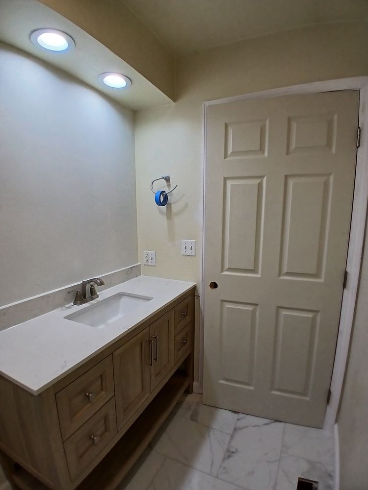 Makanda master and full bath for Dead Tree General Contracting in Carbondale, Illinois