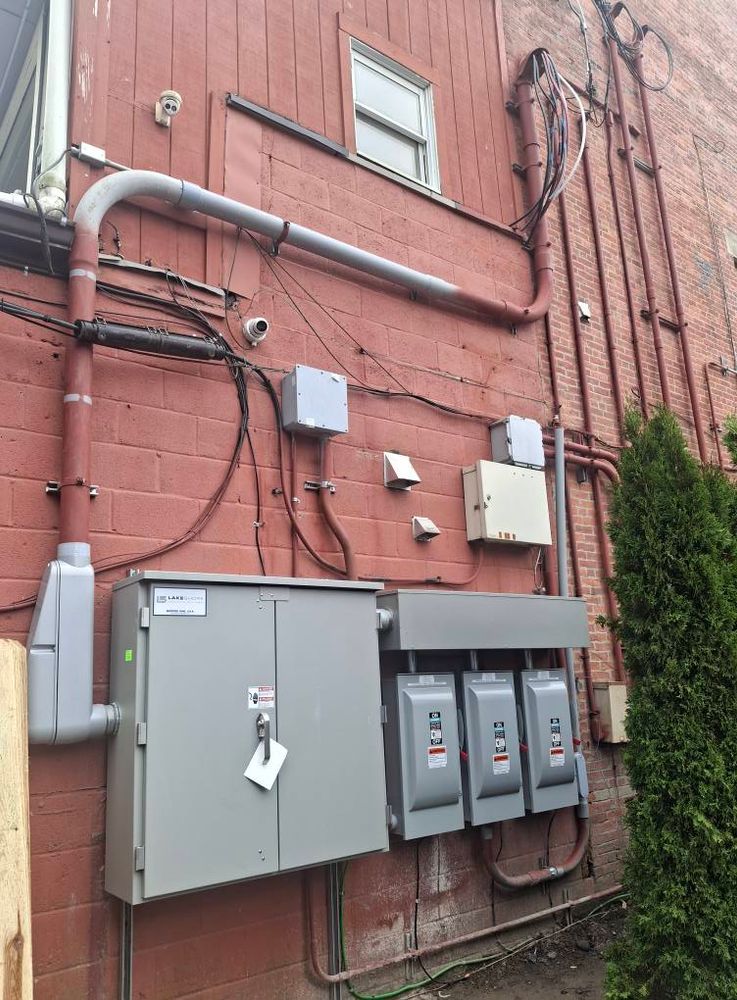 Our Emergency Electrical Services ensure homeowners receive rapid, reliable assistance anytime. Our experienced electricians are available 24/many to resolve urgent issues, ensuring safety and efficiency in your electrical services at home. for Freedom Electric in Windham, OH
