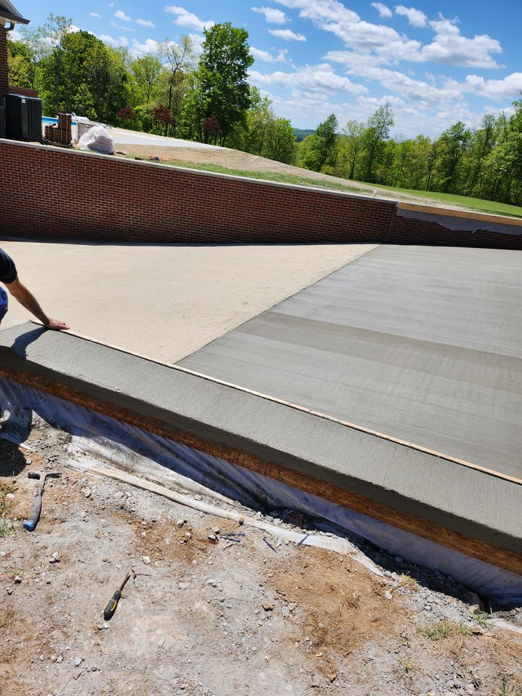 Concrete Driveways for Hellards Excavation and Concrete Services LLC in Mount Vernon, KY