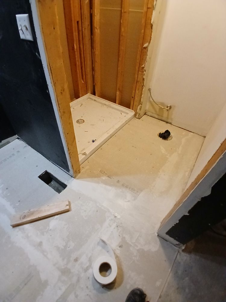 Makanda master and full bath for Dead Tree General Contracting in Carbondale, Illinois